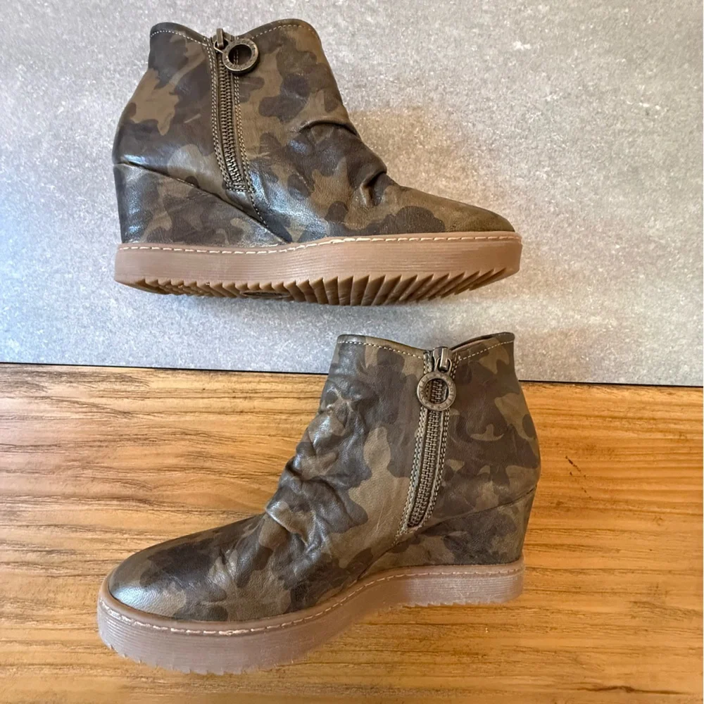 Sofft Siri Camo Leather Waterproof Wedge Sneaker Booties Size 8.5 - Picture 2 of 8